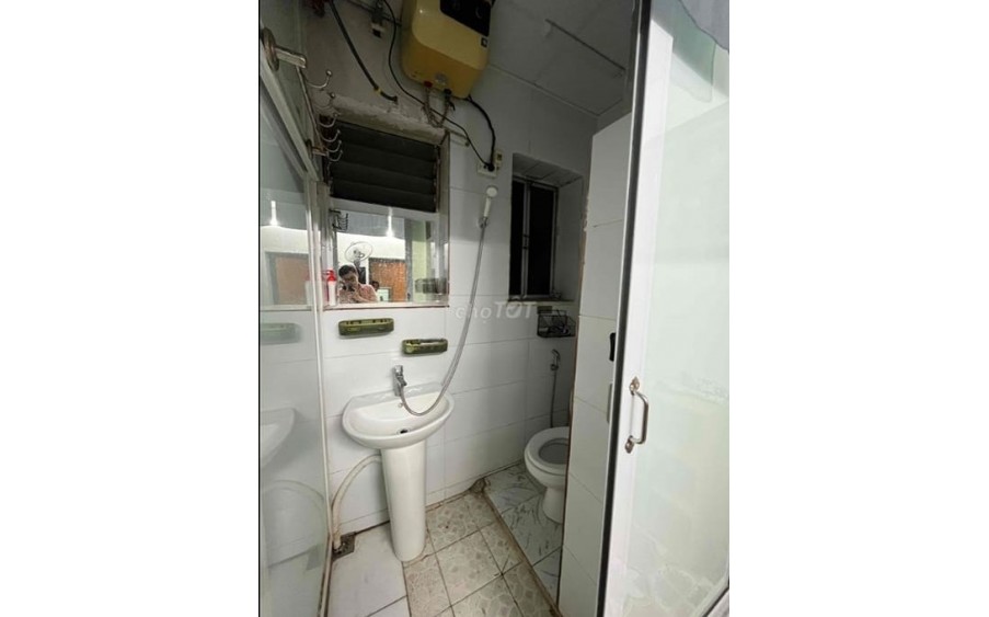 Tập thể tầng 4 D3 Nguyễn Công Trứ, Hai Bà Trưng. DT 20 m2 , 1 pn, giá chỉ 5 Triệu